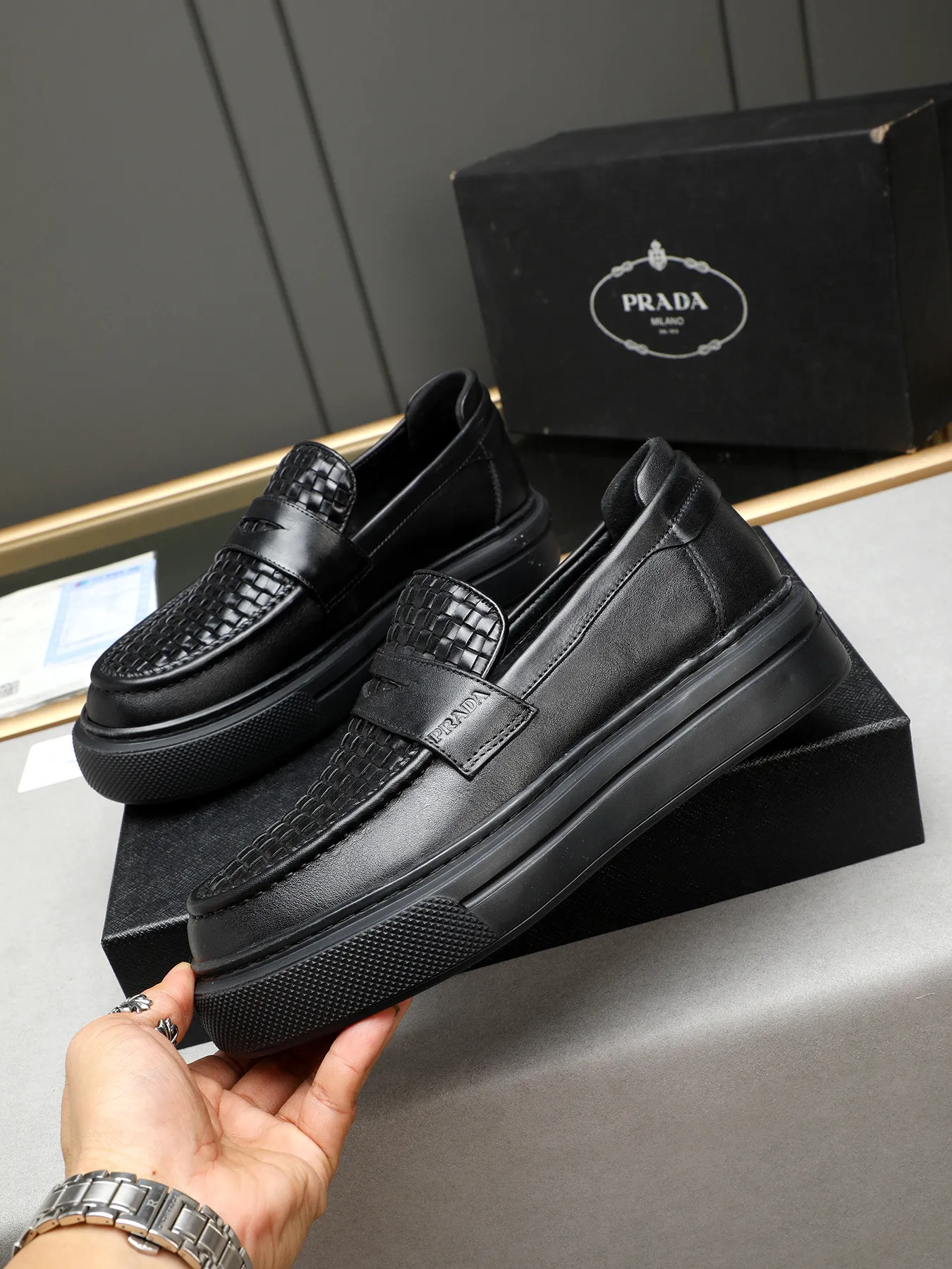 Men's Men's Shoes 💰500 Prada/Prada Men's new casual shoes, this upper is made of imported calfskin + sheep lining! The outsole is made of non-slip foam outsole, which feels good on your feet and is a fashionable and stylish item!  Size: 38-44 (45 customized)